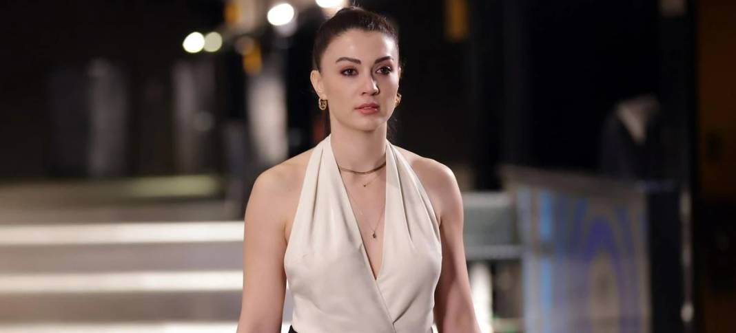 Burcu Özberk davetteki tarzıyla büyük beğeni topladı! 4